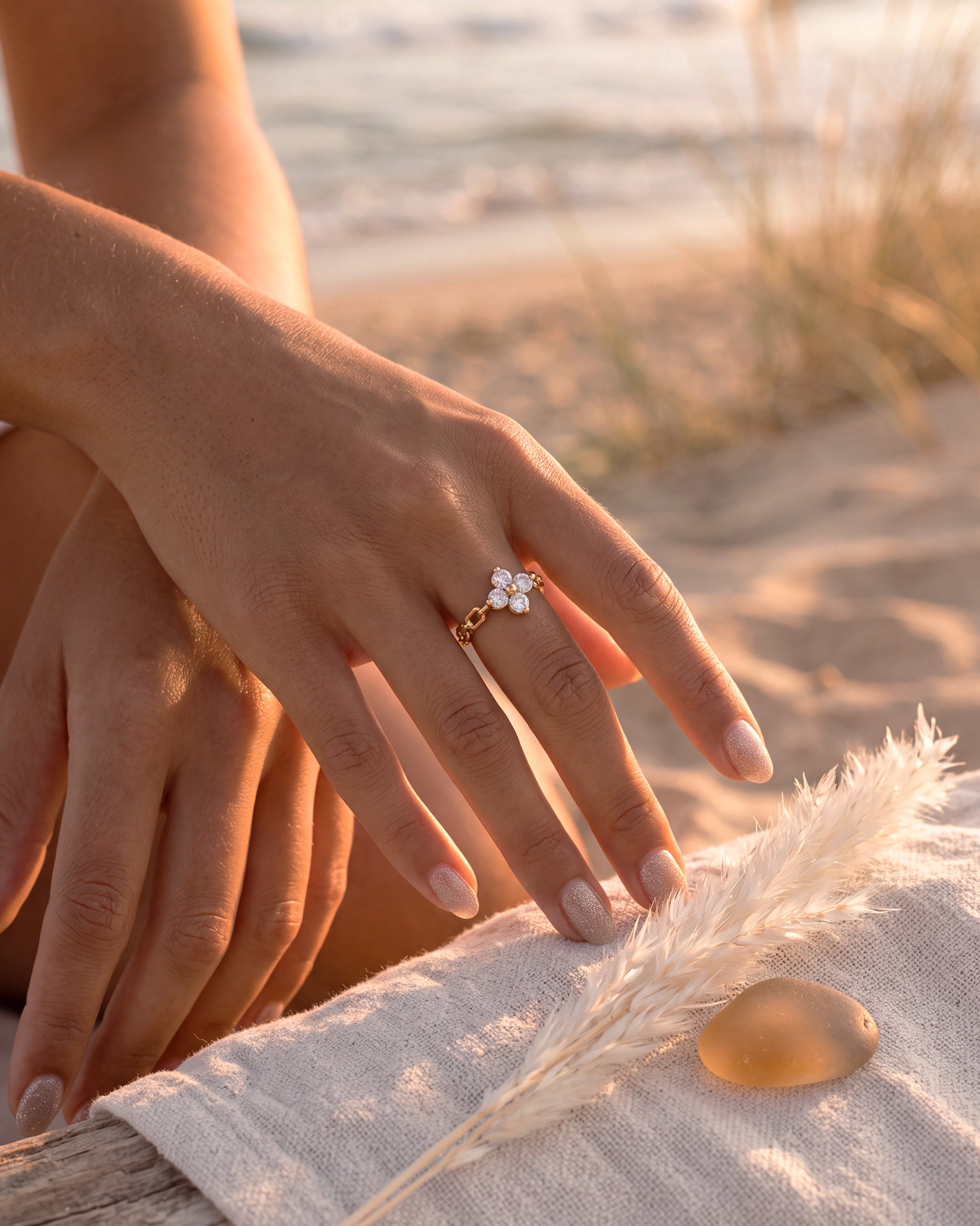 18 Karat vergoldeter Ring mit Strasssteinen